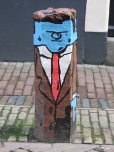 838840 Afbeelding van een beschilderd parkeerpaaltje ter hoogte van het pand Telingstraat 5 te Utrecht.N.B. Het ...